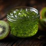 Pot de confiture de kiwi maison, texture brillante vert émeraude, graines visibles